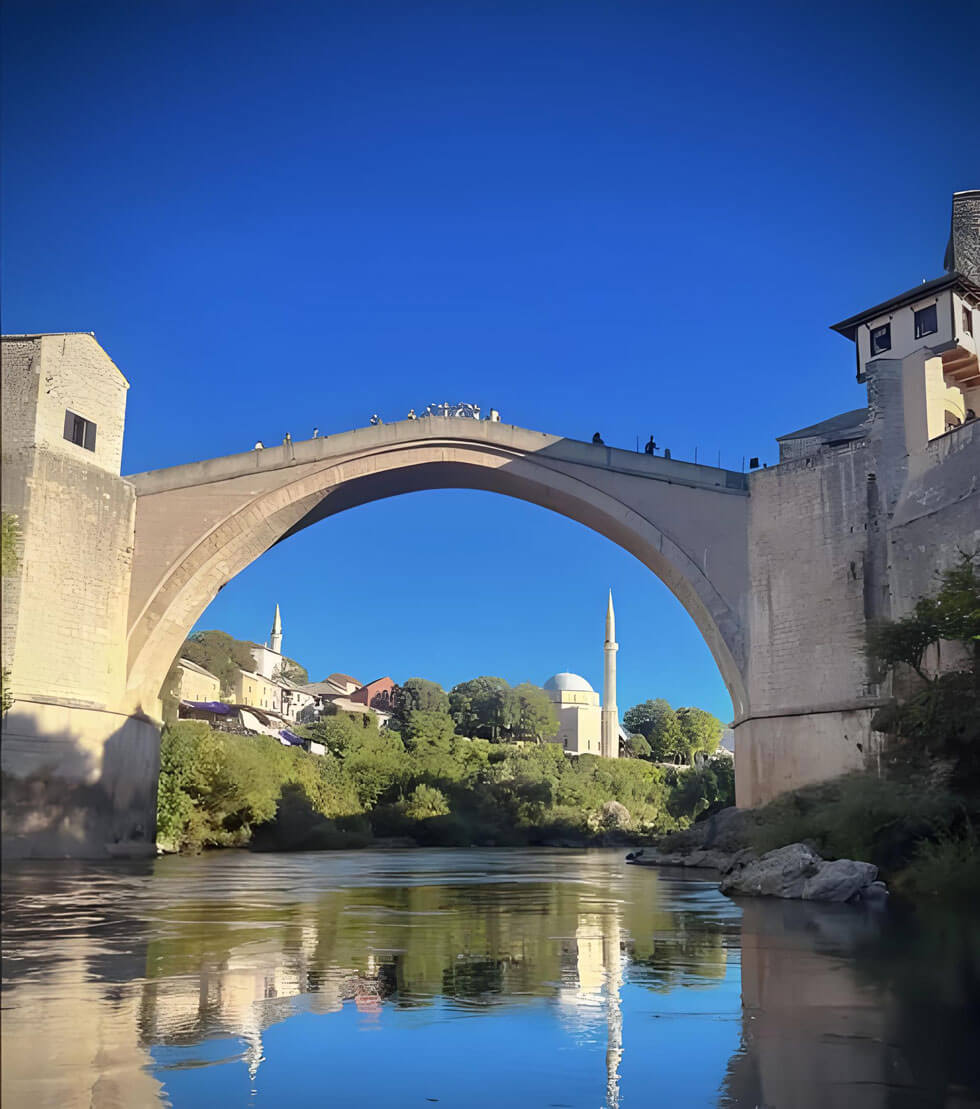 波黑莫斯塔尔古桥跳水：见证勇气与重建的象征，最佳观赏时间..(图1)