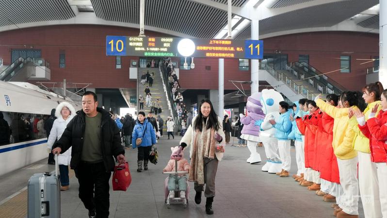 乘冰雪专列 赴冬日之约!首列“哈尔滨冰雪大世界”号高铁主题列车开行(图6) 乘冰雪专列 赴冬日之约!首列“哈尔滨冰雪大世界”号高铁主题列车开行(图6)