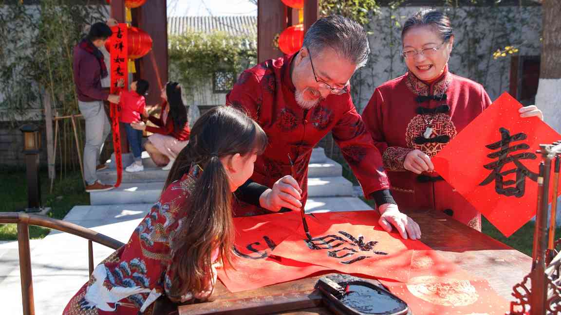 文化振兴：送春联拍全家福 浓墨重彩迎新年 - 游走吧旅游科普资讯网