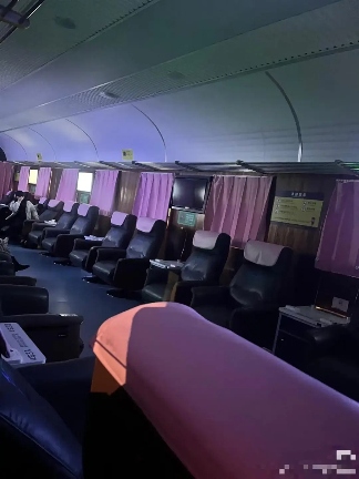 这个火车站用绿皮车提供免费住宿,还设有女性专用车厢!(图2) 这个火车站用绿皮车提供免费住宿,还设有女性专用车厢!(图2)