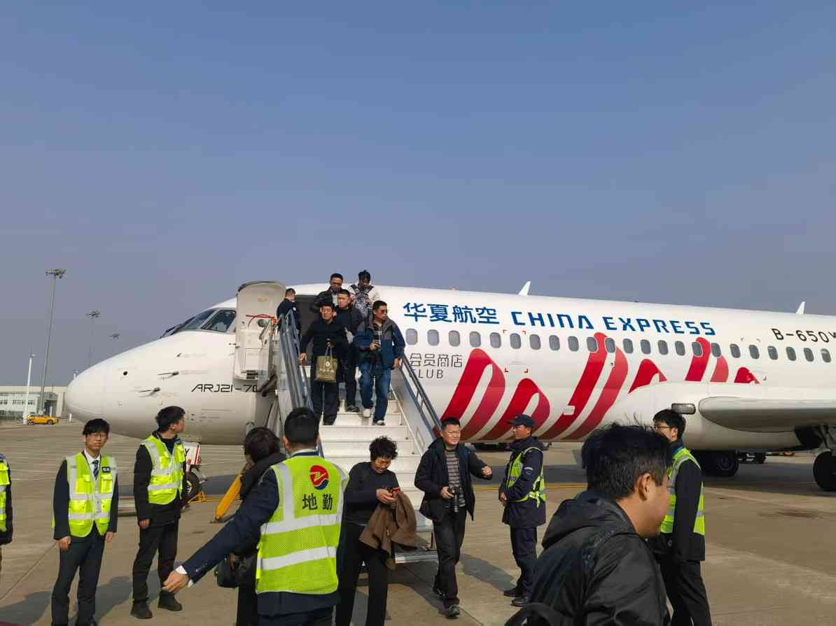 “C909抵万家 飞阅华夏瞰舟山”主题航班亮相(图2) “C909抵万家 飞阅华夏瞰舟山”主题航班亮相(图2)