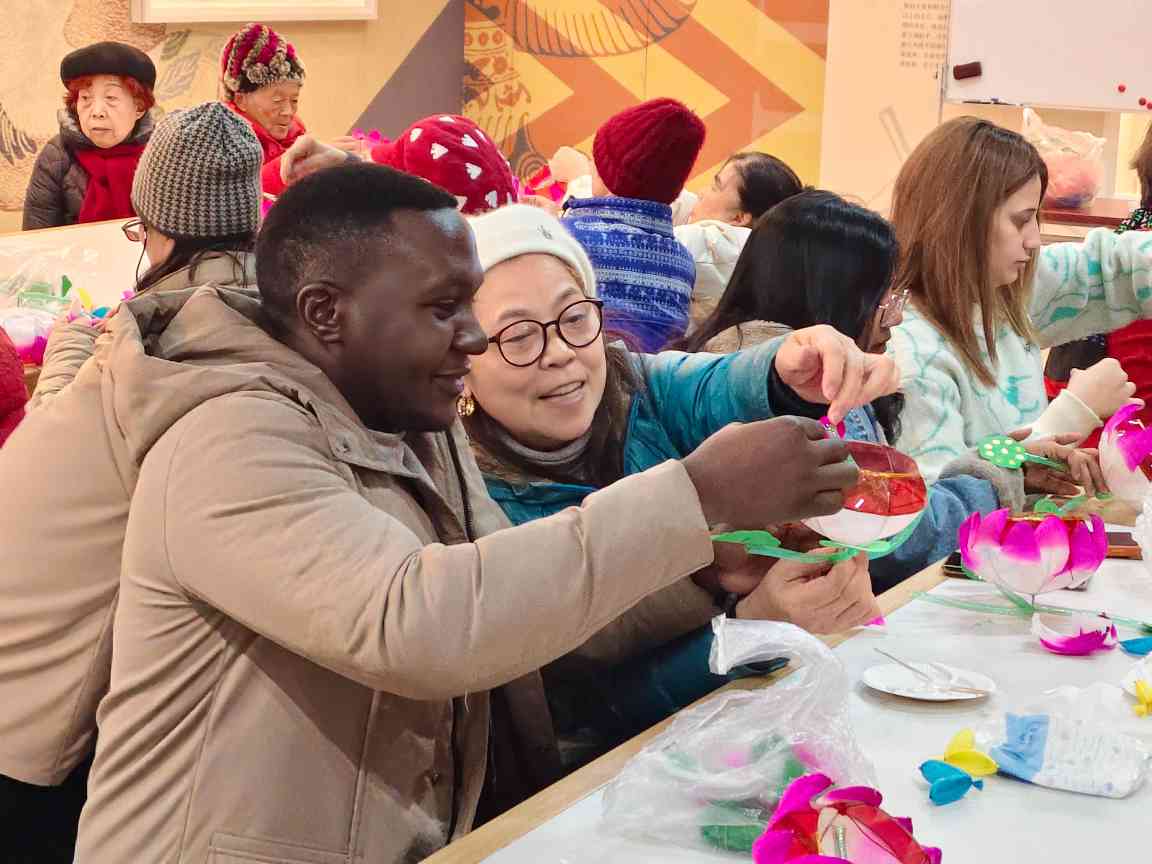 南京秦淮“非遗过大年 送福进万家”活动营造浓浓年味(图2) 南京秦淮“非遗过大年 送福进万家”活动营造浓浓年味(图2)