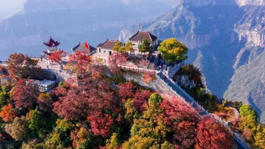 新乡南太行天界山：千人登山云峰漫跑(图2)