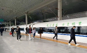 “剑门蜀道 女皇故里”高铁列车发车 - 游走吧旅游科普资讯网