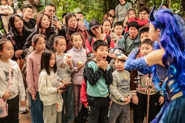 图为游客与演员互动 东方伊甸园 供图 东方伊甸园“暖冬惠民月活动”启动(图1)