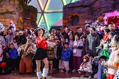 图为游客在观看表演 东方伊甸园 供图 东方伊甸园“暖冬惠民月活动”启动(图2)