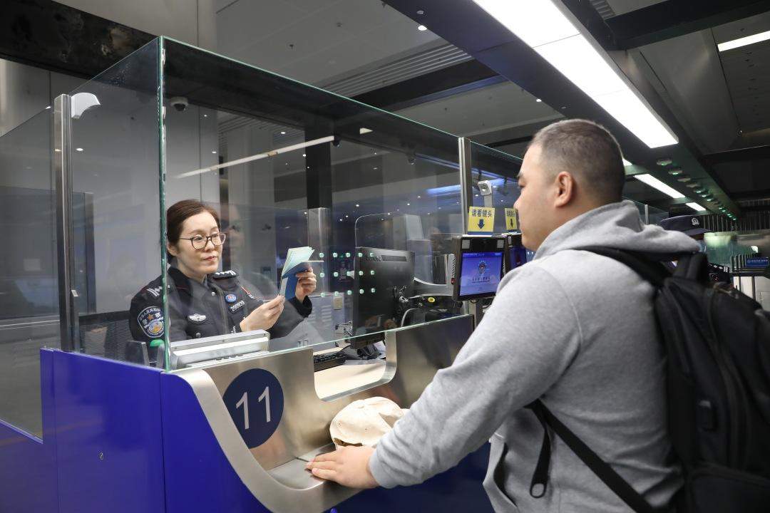 广州国际邮轮旅游迎来十周年,南沙边检保障200万余旅客顺畅通关(图2) 广州国际邮轮旅游迎来十周年,南沙边检保障200万余旅客顺畅通关(图2)