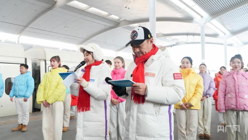 乘冰雪专列 赴冬日之约!首列“哈尔滨冰雪大世界”号高铁主题列车开行(图2) 乘冰雪专列 赴冬日之约!首列“哈尔滨冰雪大世界”号高铁主题列车开行(图2)