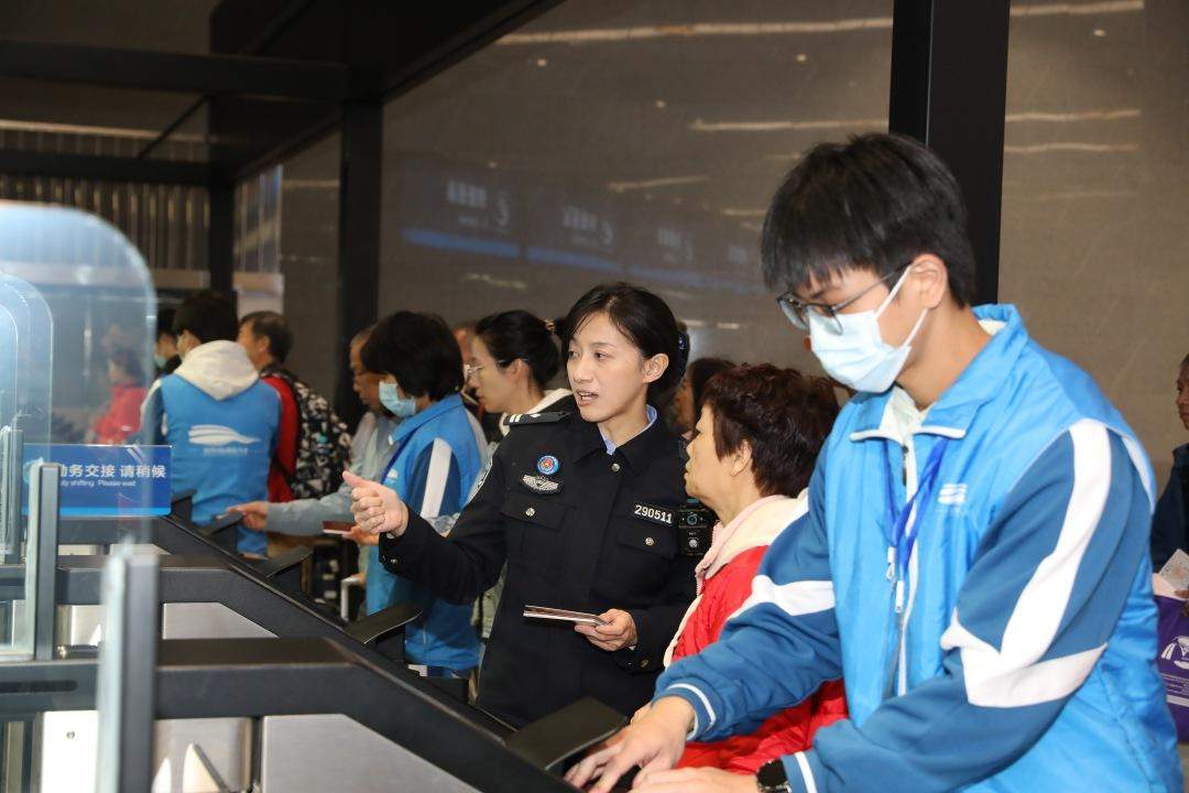 广州国际邮轮旅游迎来十周年,南沙边检保障200万余旅客顺畅通关(图3) 广州国际邮轮旅游迎来十周年,南沙边检保障200万余旅客顺畅通关(图3)