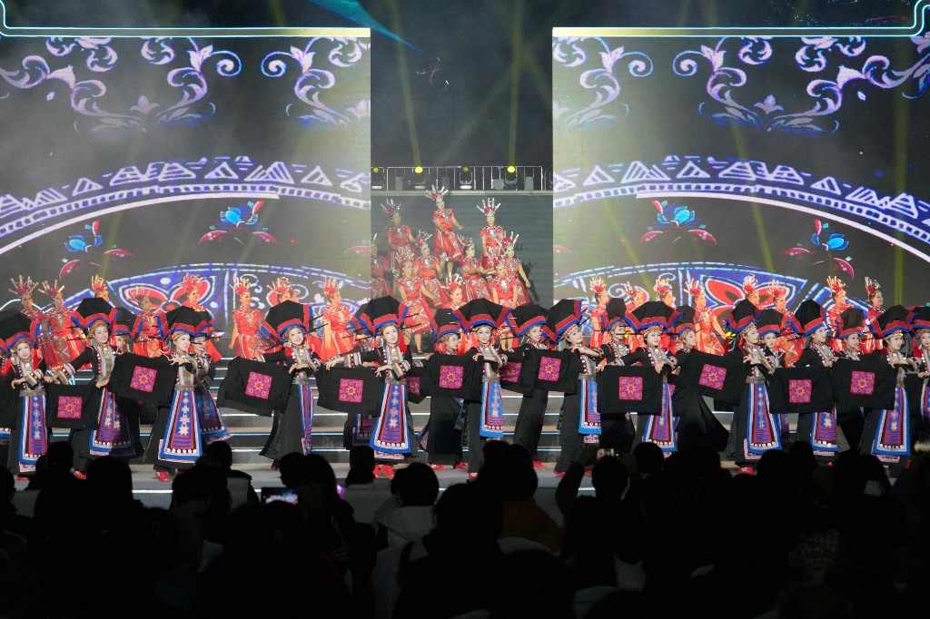 湖南举办“欢乐潇湘”优秀群众文艺作品展演活动(图2) 湖南举办“欢乐潇湘”优秀群众文艺作品展演活动(图2)