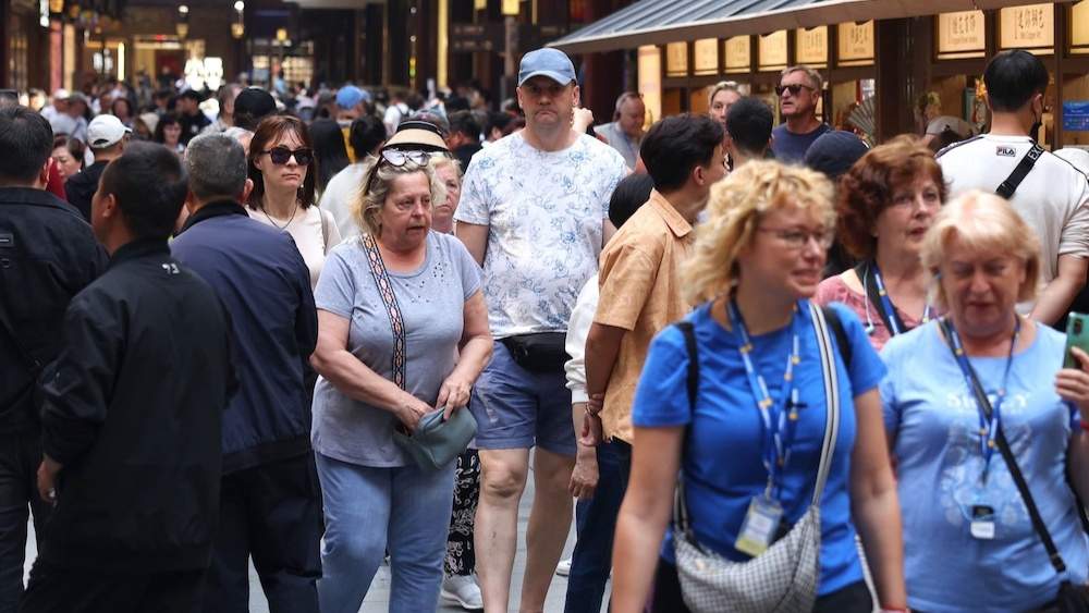 入境游火爆：小语种导游迎来“春天”，餐厅服务员上演川剧变脸 - 游走吧旅游科普资讯网