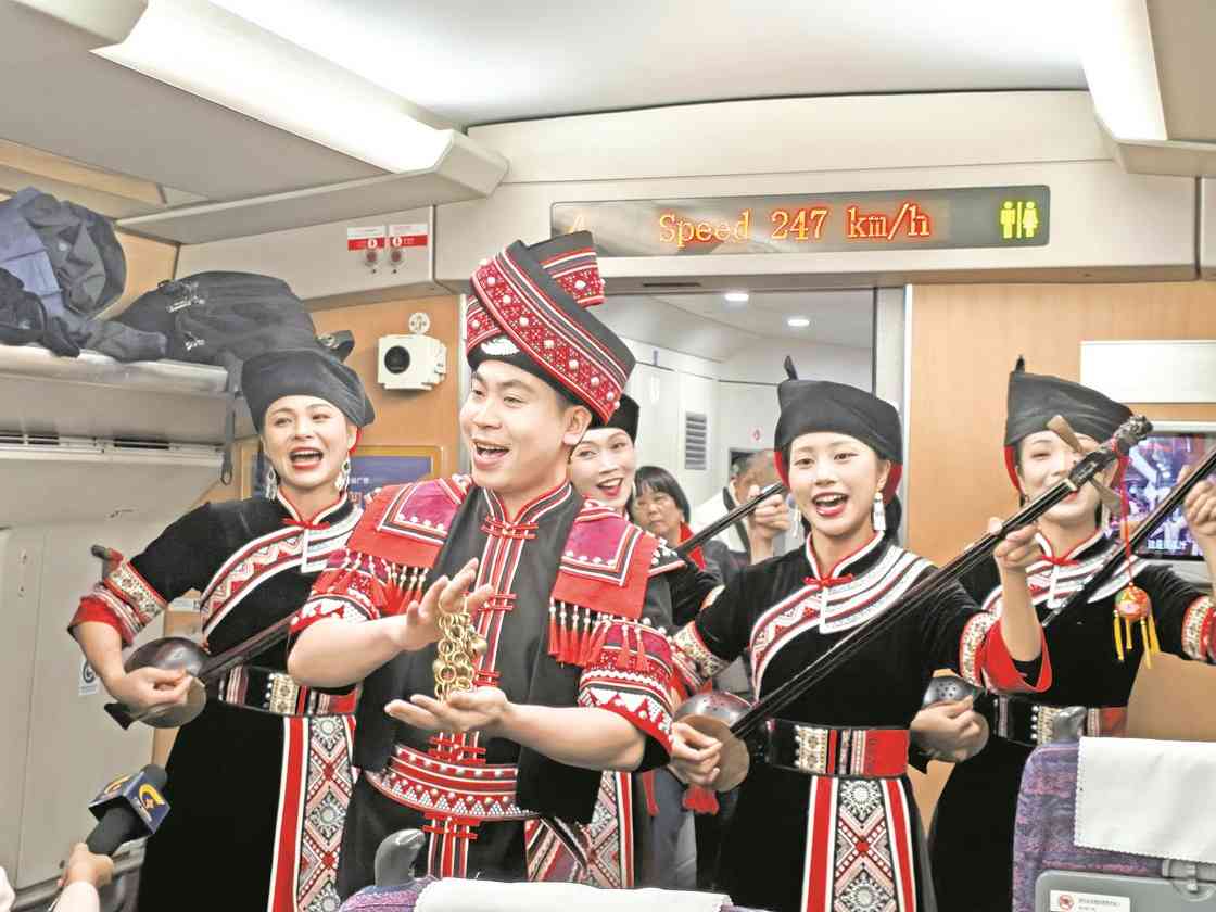 高铁飞驰 游客畅行八桂大地(图1)