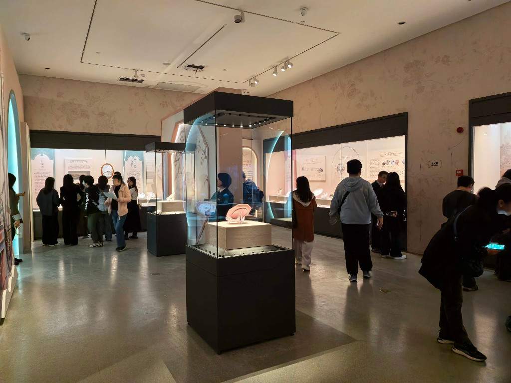 广东东莞清代外销精品展亮相长沙博物馆(图1) 广东东莞清代外销精品展亮相长沙博物馆(图1)