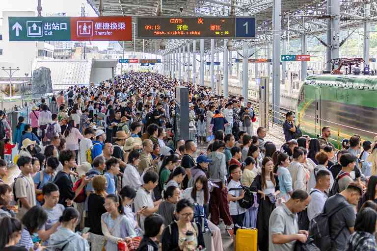 云南铁路今年以来发送旅客突破1亿人次(图1)