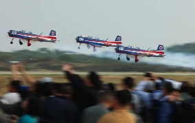 在英雄城赏飞行大会(图1)